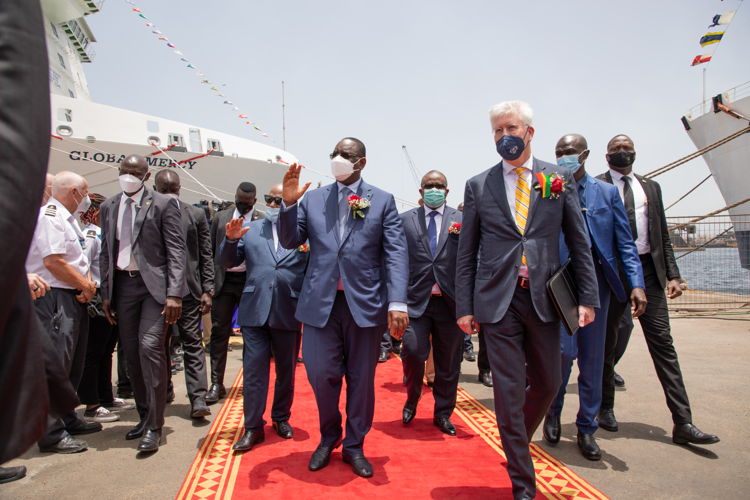•	Senegals president Macky Sall, till vänster, och Gert van de Weerdhof, CEO för Mercy Ships International, vinkar till volontärer under en välkomstceremoni för Mercy Ships nyaste sjukhusfartyg, Global Mercy i Dakar, Senegal.