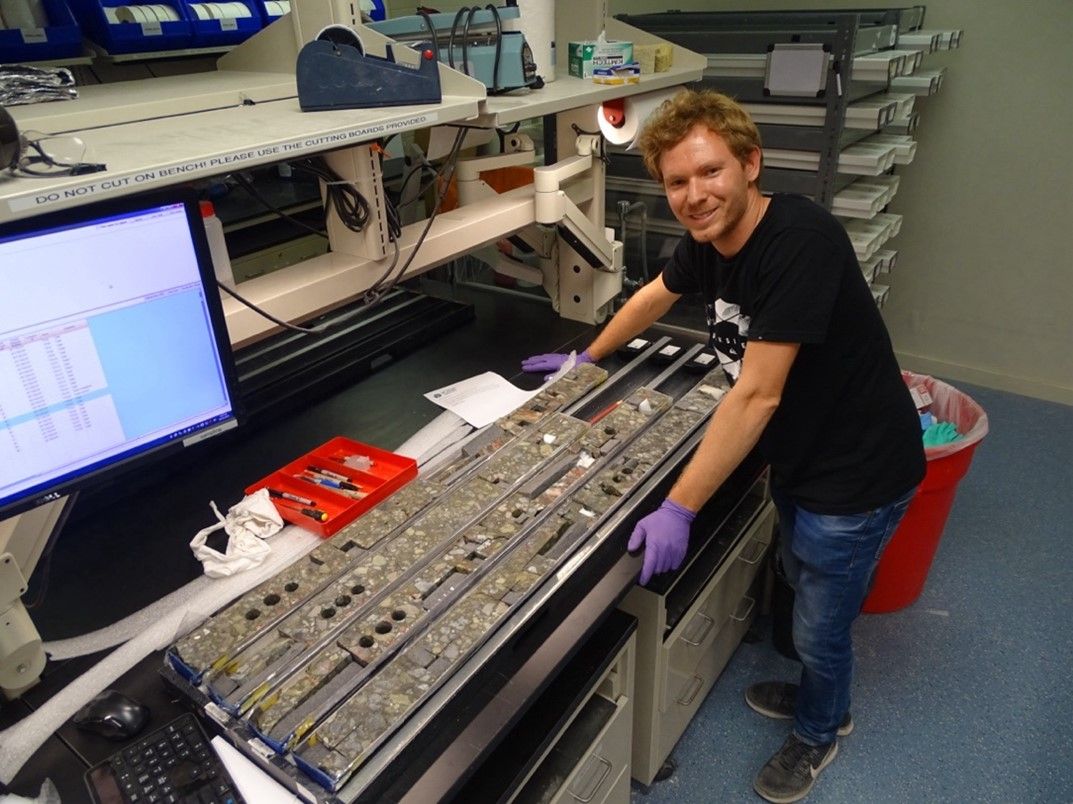 Pim Kaskes at the headquarters of the International Ocean Discovery Program in College Station, Texas, USA, where he sampled drill cores containing material from deep within the Chicxulub impact crater in 2018 (photo: Pim Kaskes).