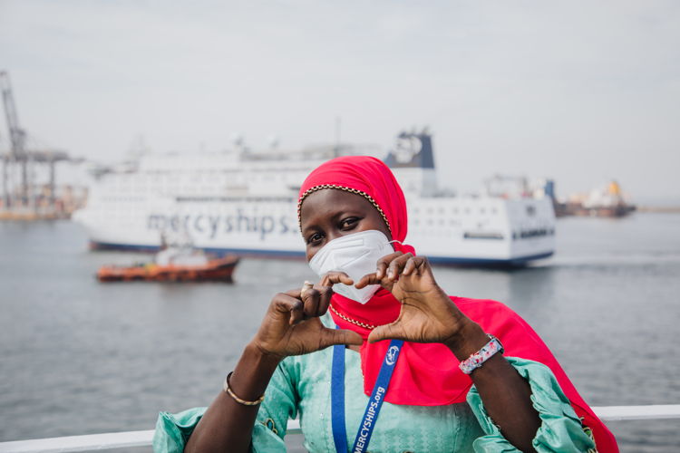 •	Ndeye Fatima Fal, som arbetar som översättare välkomnar Global Mercy till Dakar.