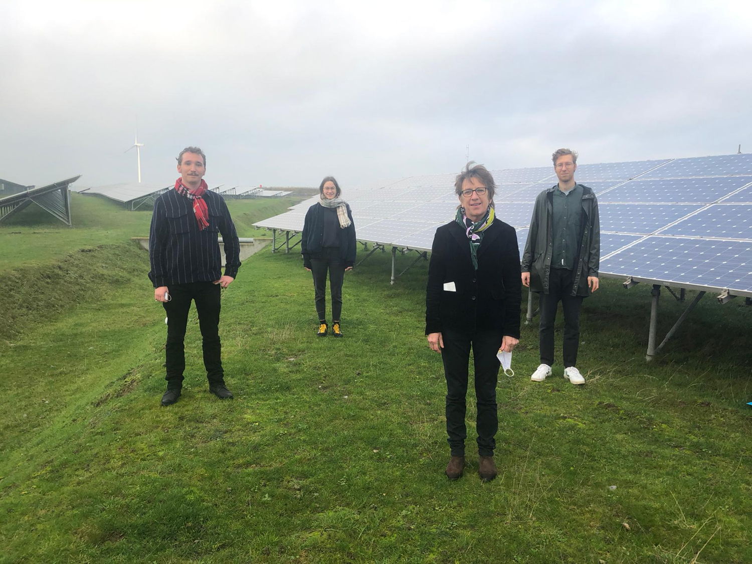Gedeputeerde Riet Gillis samen met het team van de groepsaankoop op de Zonneberg in Zelzate. 
