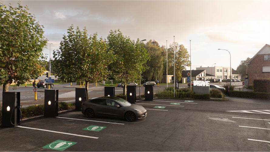 Smappee Smartstop in Brugge - wagen die laadt aan snellader