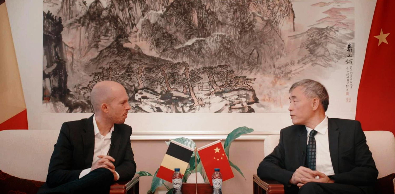 Tom Van de Weghe en de Chinese ambassadeur Qu Xing - (c) VRT