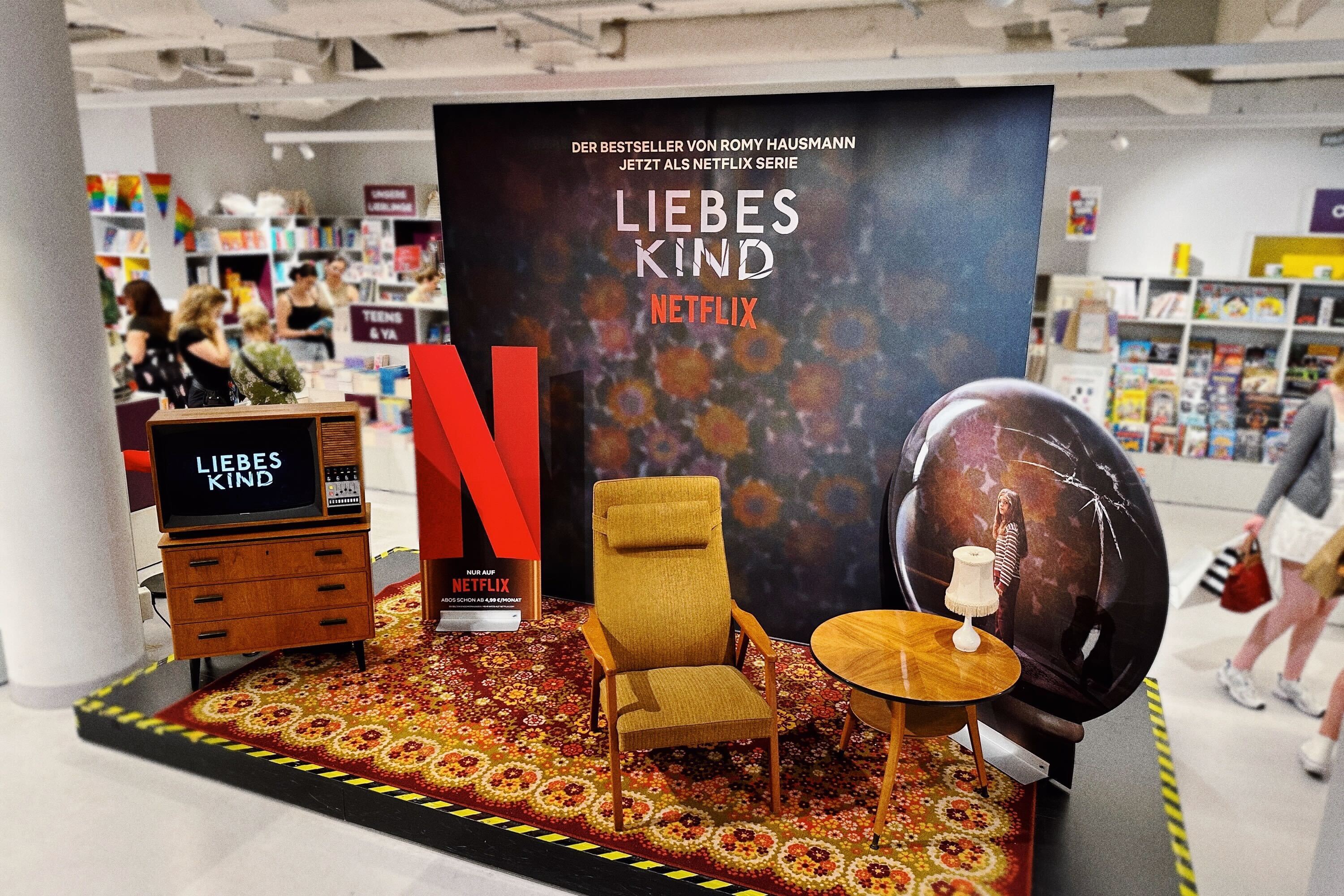 Startschuss für 'Hugendubel x Netflix' im Herbst 2023: Der Serienstart von Romy Hausmanns Bestseller „Liebes Kind“ findet Einzug in die Filialen.