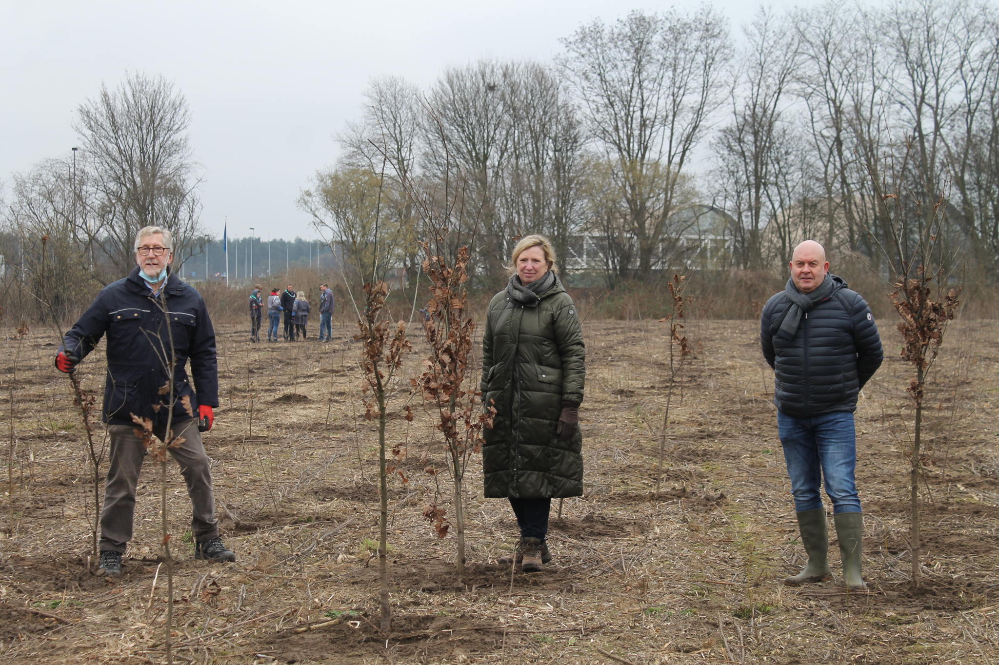 De aanwezige schepenen van Zelzate deelden het enthousiasme van de jongeren: een bos kunnen planten is top, laat de boompjes nu maar flink groeien!