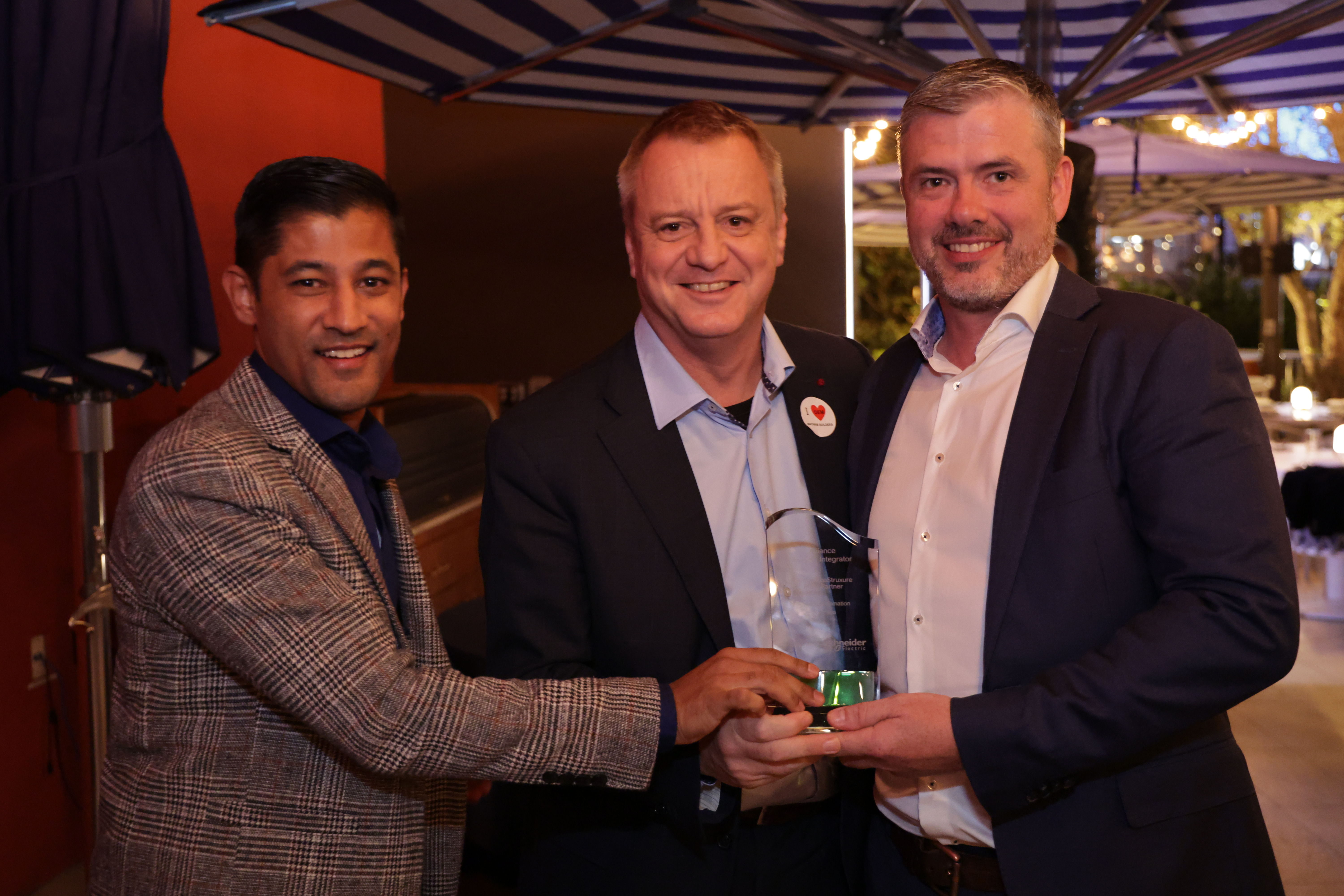 Alliance Automation: Global EcoStruxure Partner Award – Alliance System Integrator Category. De gauche à droite: Sanjith Singh, Global Vice President, Software-centric Automation, Industrial Automation, Schneider Electric. Johan Vanderplaetse, Senior Vice President, Industrial Automation, Commercial & Segments, Schneider Electric. Award winner: Alliance Automation (Australie), Alliance Master System Integrator, Peter Doyle Alliance Automation: Global EcoStruxure Partner Award – Alliance System Integrator Category. De gauche à droite: Sanjith Singh, Global Vice President, Software-centric Automation, Industrial Automation, Schneider Electric. Johan Vanderplaetse, Senior Vice President, Industrial Automation, Commercial & Segments, Schneider Electric. Award winner: Alliance Automation (Australie), Alliance Master System Integrator, Peter Doyle 