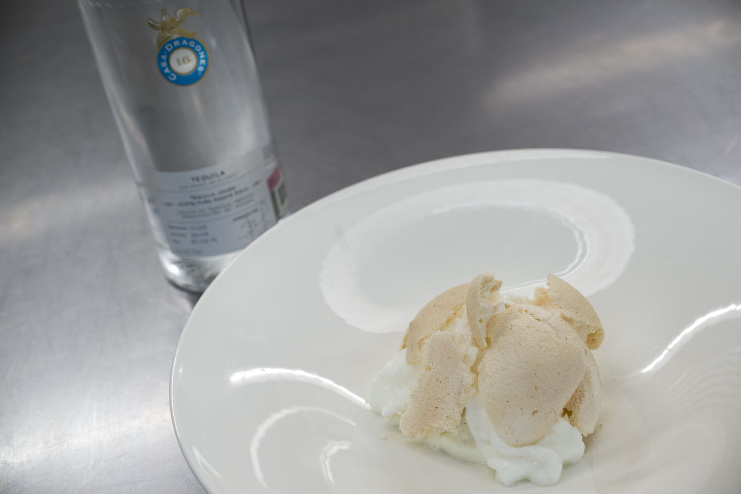 Helado de vainilla y tejas de leche preparado por la Chef Elena Reygadas