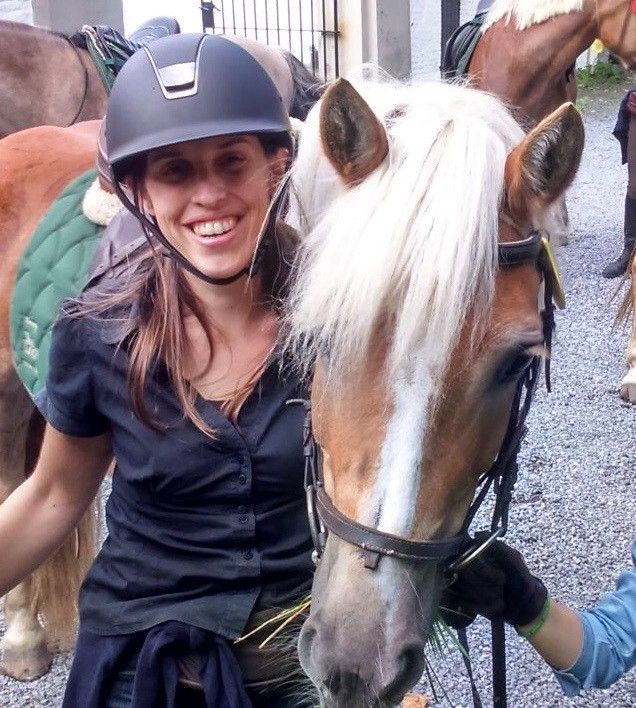 Nadine Vervaet geniet van paardrijden.