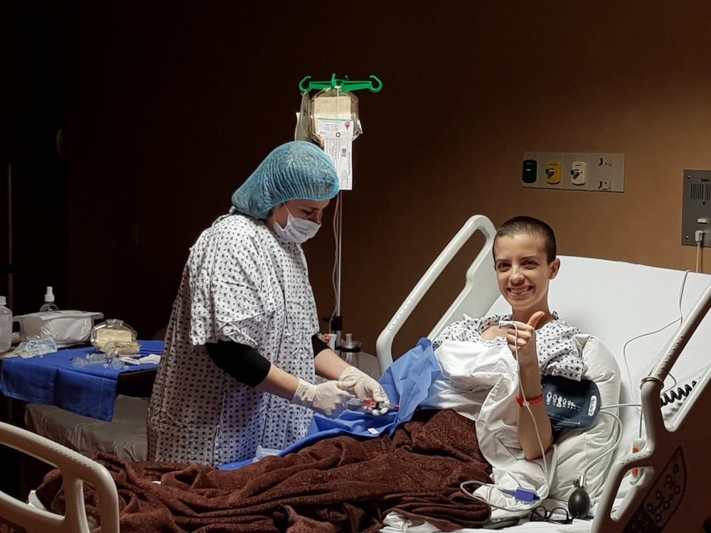 Natalia recibiendo el trasplante de células madre.