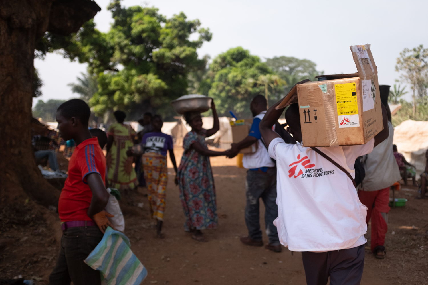 An MSF staff member transports medicines and water purification materials to the Bondeko Health Centre in Ndu, northern DRC. Copyright: Marco Doneda/MSF