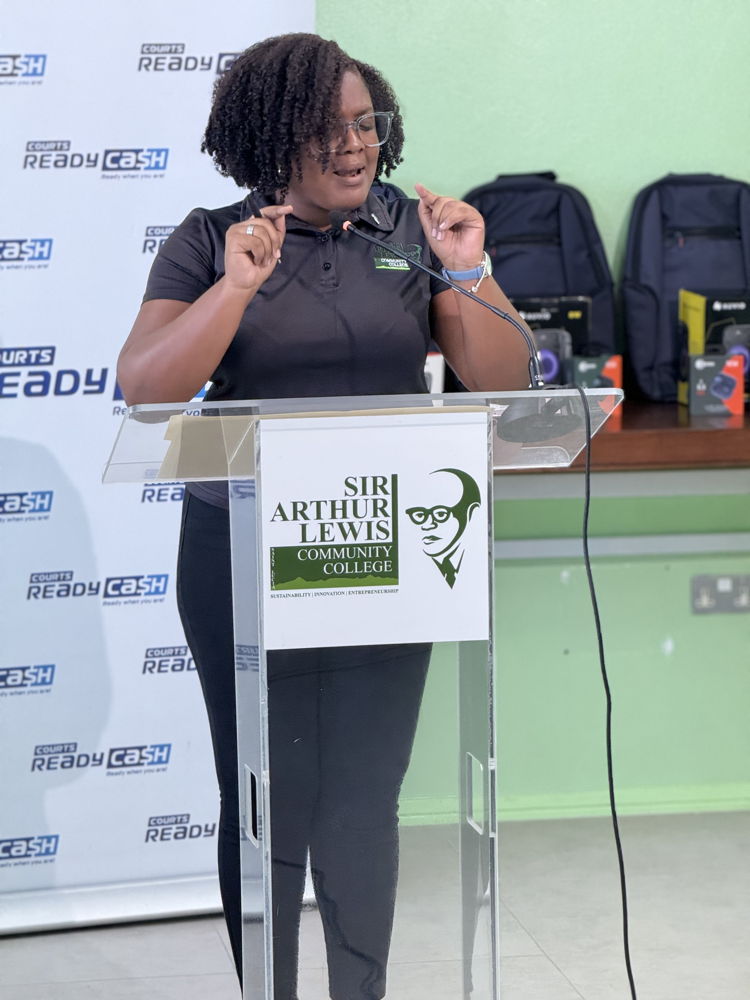 Membre de l'équipe de débat du Sir Arthur Lewis Community College - Sade Gustave