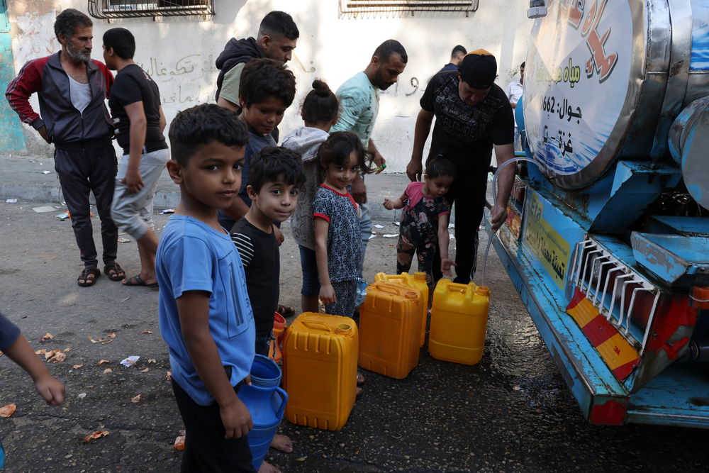 Gaza population seeking water in tanker trucks after the total shutdown of water and electricity. Photographer: Mohammed ABED | Location: Palestinian Territories | Date: 12/10/2023