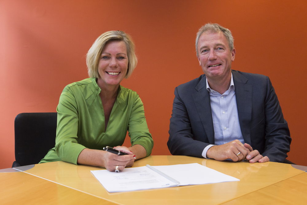 Contract ondertekening Marga de Jager (ANWB) en  Erik van Essen (Landal GreenParks)