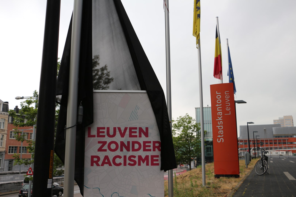 Zwarte vlag tegen racisme wappert aan Leuvens stadskantoor