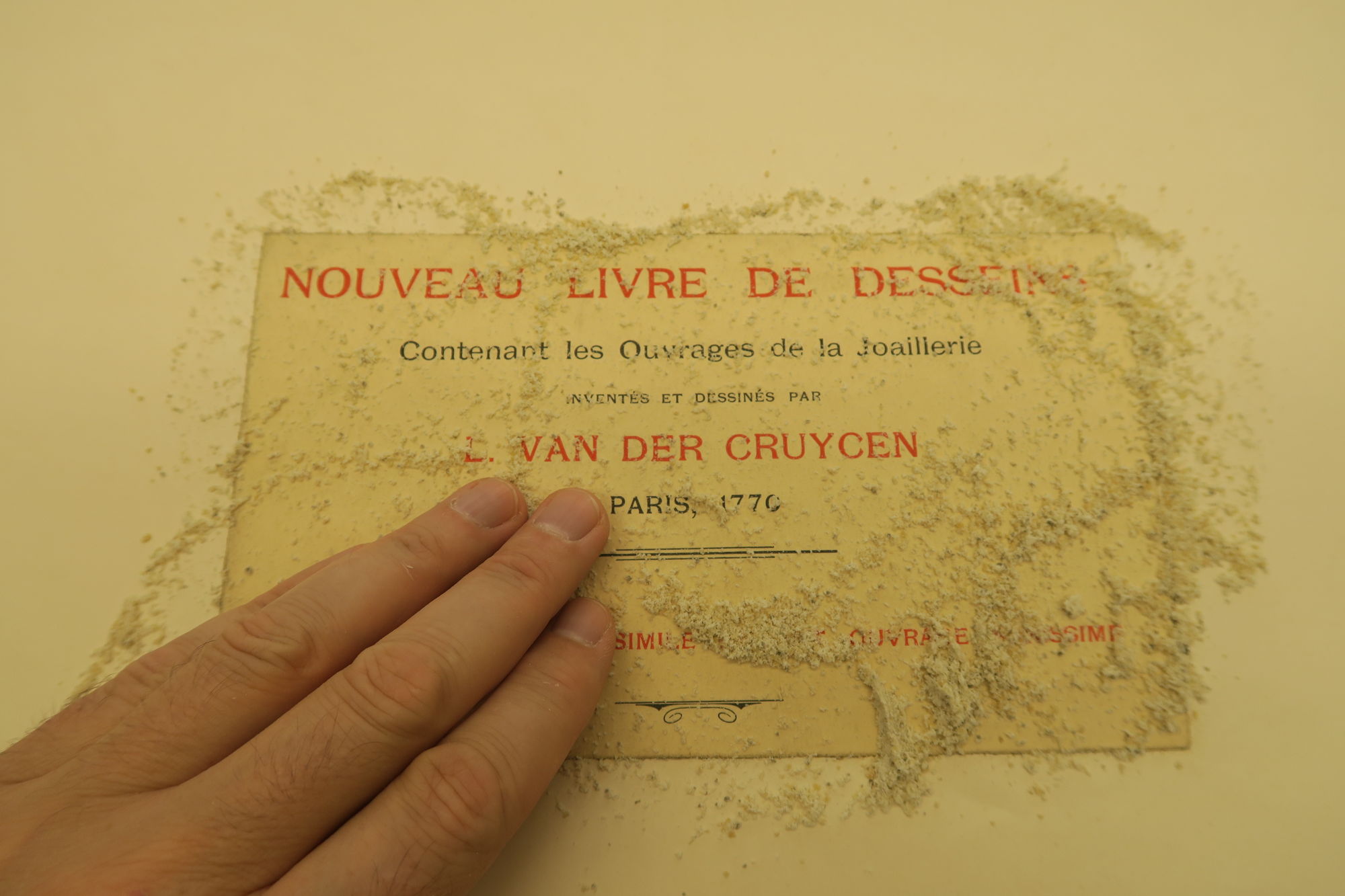 Reinigen van reproductie met gompoeder (c) DIVA Antwerp, foto: Cordovano vof