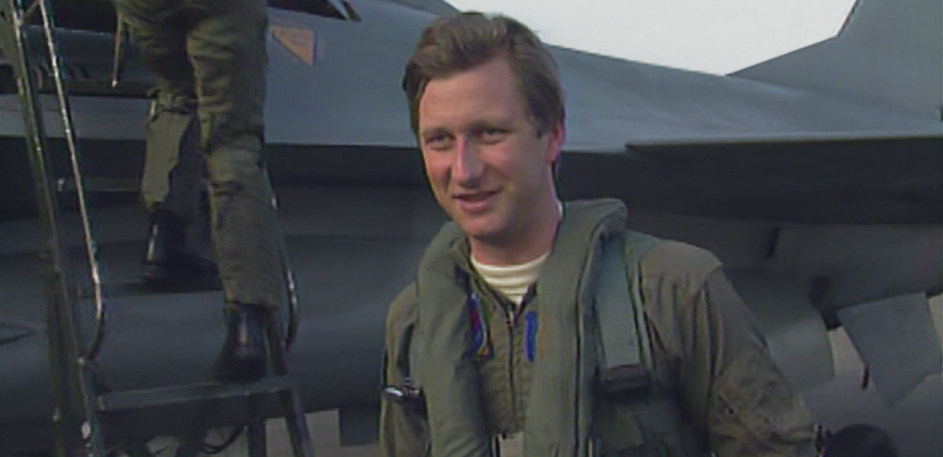 Filip komt uit een Mirage-gevechtsvliegtuig - (c) VRT Filip komt uit een Mirage-gevechtsvliegtuig - (c) VRT
