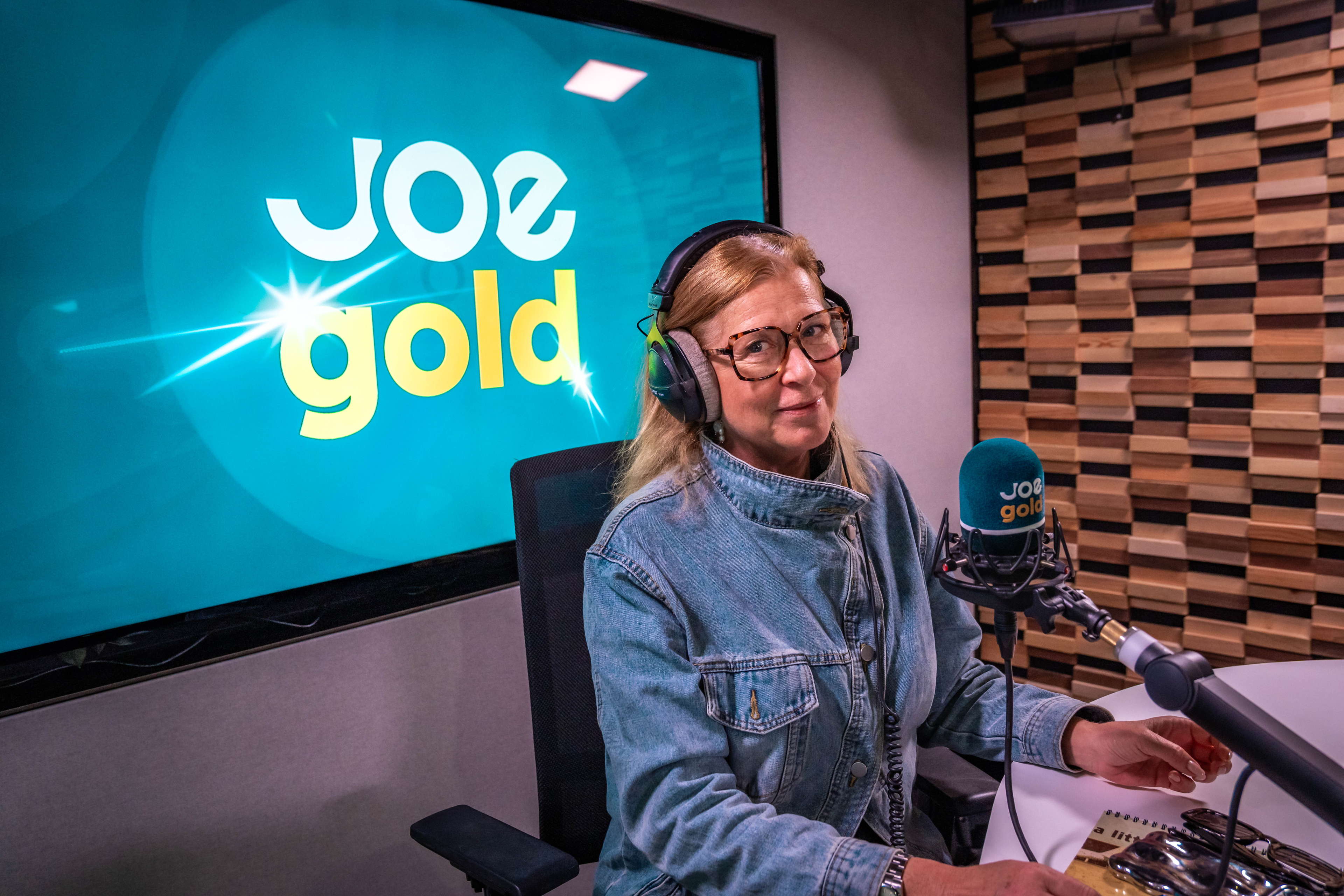 Barbara Sarafian wordt radiopresentatrice bij JOE Gold en viert haar idool in gloednieuwe reeks ‘Elton John Forever’ 