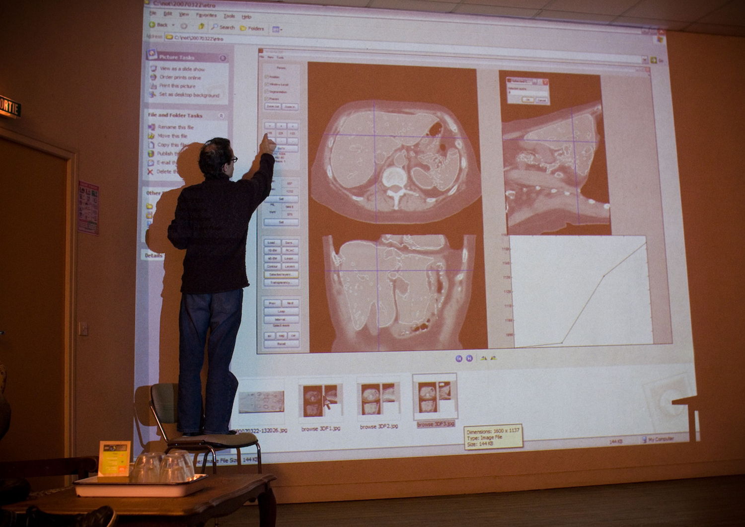 Joannes geeft uitleg bij een interface voor radiografie. Fotografie: Namahn. Kristel Van Ael & Joannes Vandermeulen, Namahn - Henry van de Velde Lifetime Achievement Award 16