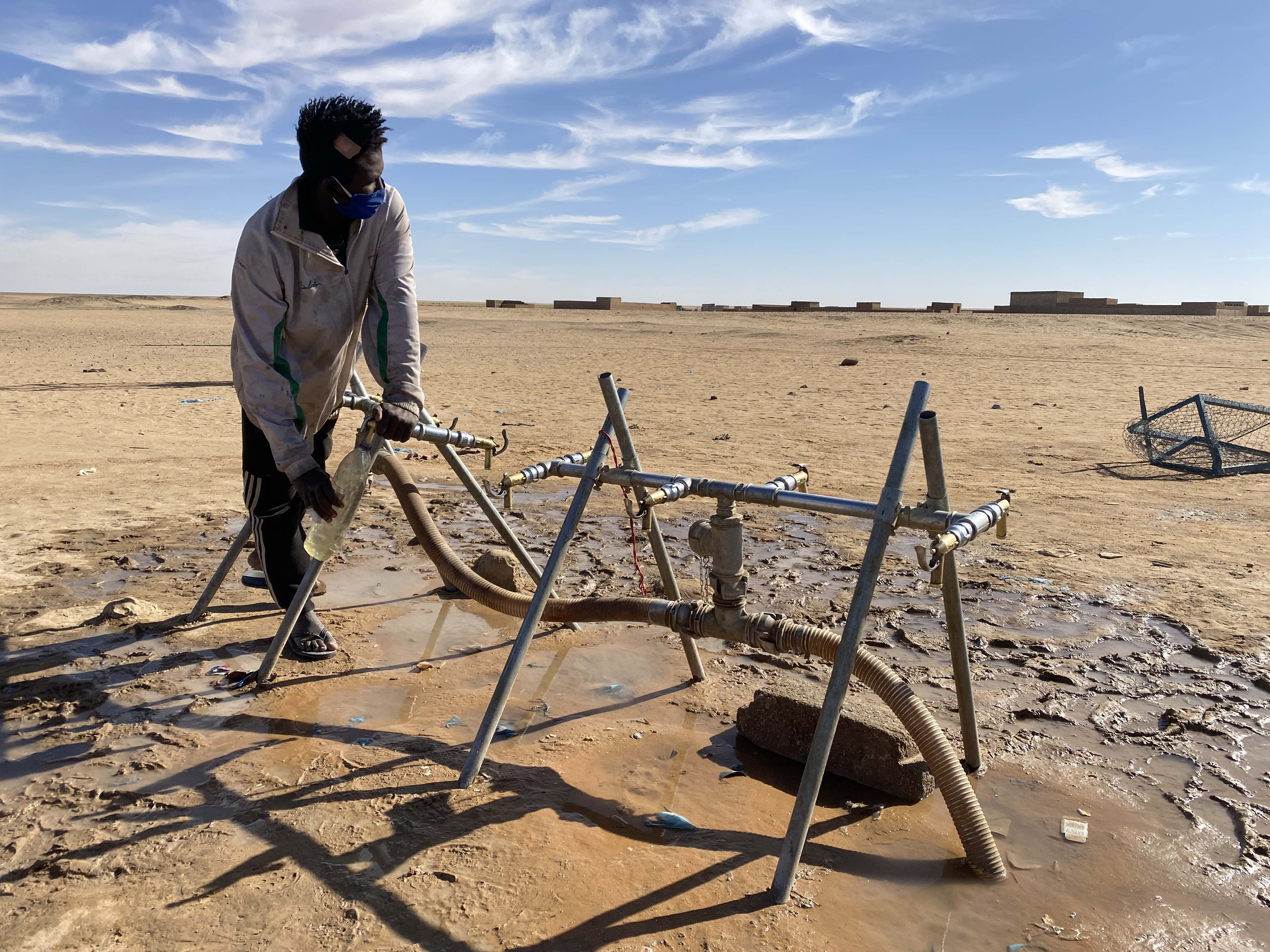 Argelia pone en peligro la vida de miles de migrantes al expulsarlos al desierto fronterizo con Níger