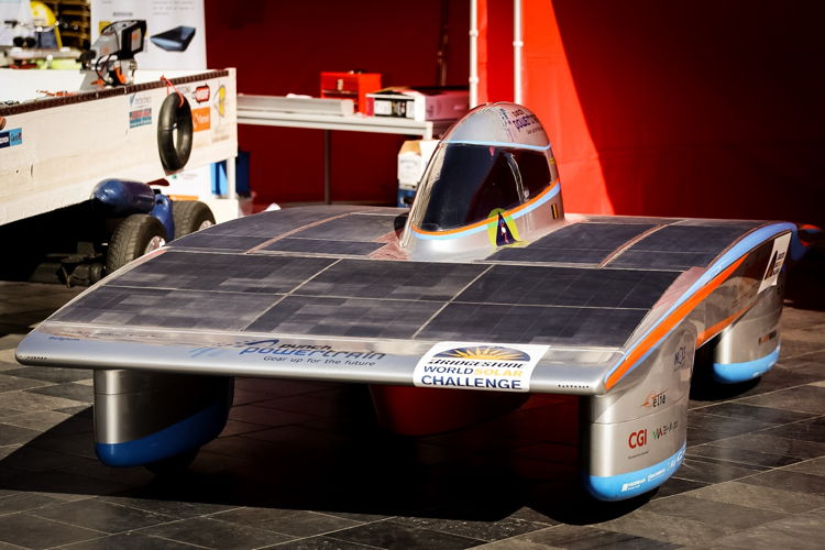 De racewagen op zonne-energie van het Solar Team.