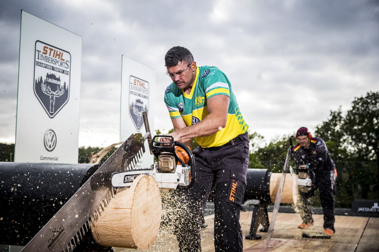 Laurence O’Toole s’attaque à la discipline du Stock Saw au STIHL TIMBERSPORTS® Champions Trophy 2019. Crédits photographiques : STIHL TIMBERSPORTS®