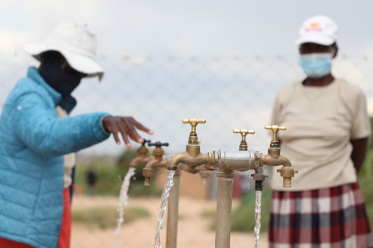 Residents of Stoneridge, a suburb in Harare, collect water from water points built by MSF's environmental health project. Photographer: Dorothy Meck