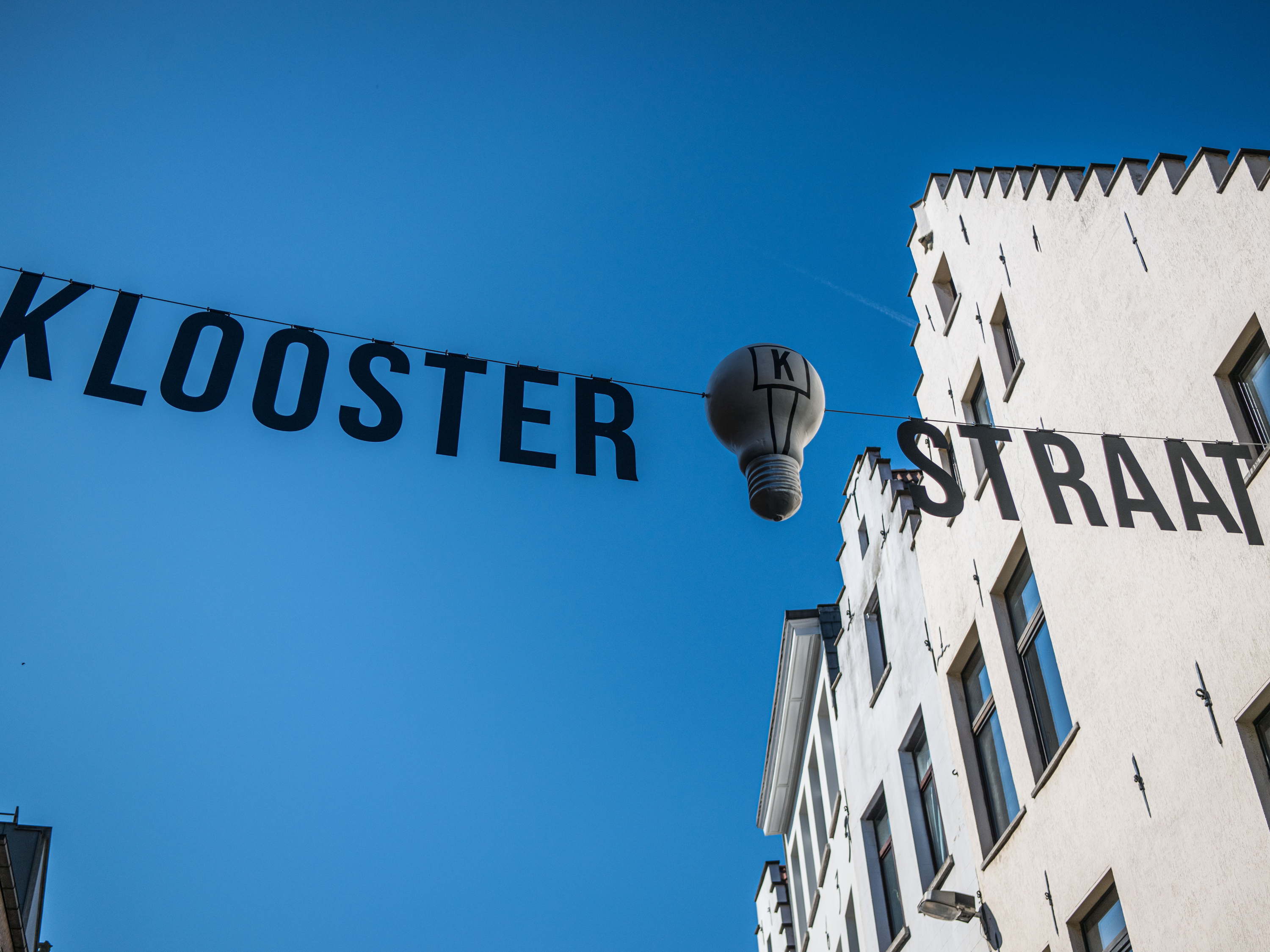 Symbolische gloeilampen sieren sfeergebied Kloosterstraat