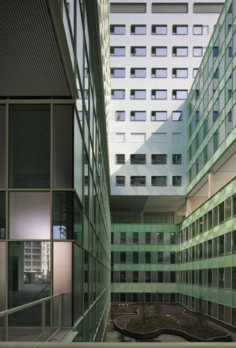 Foto 11 persmap ZNA Cadix: zicht op de waterpatio in het ziekenhuis vanaf de 3e verdieping (foto: Filip Dujardin)