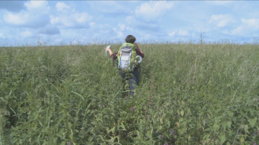Reporter Lidewij volgt samen met cameraman Jonathan en geluidsman Bas de geografische lijn van 51 graden noorderbreedte.