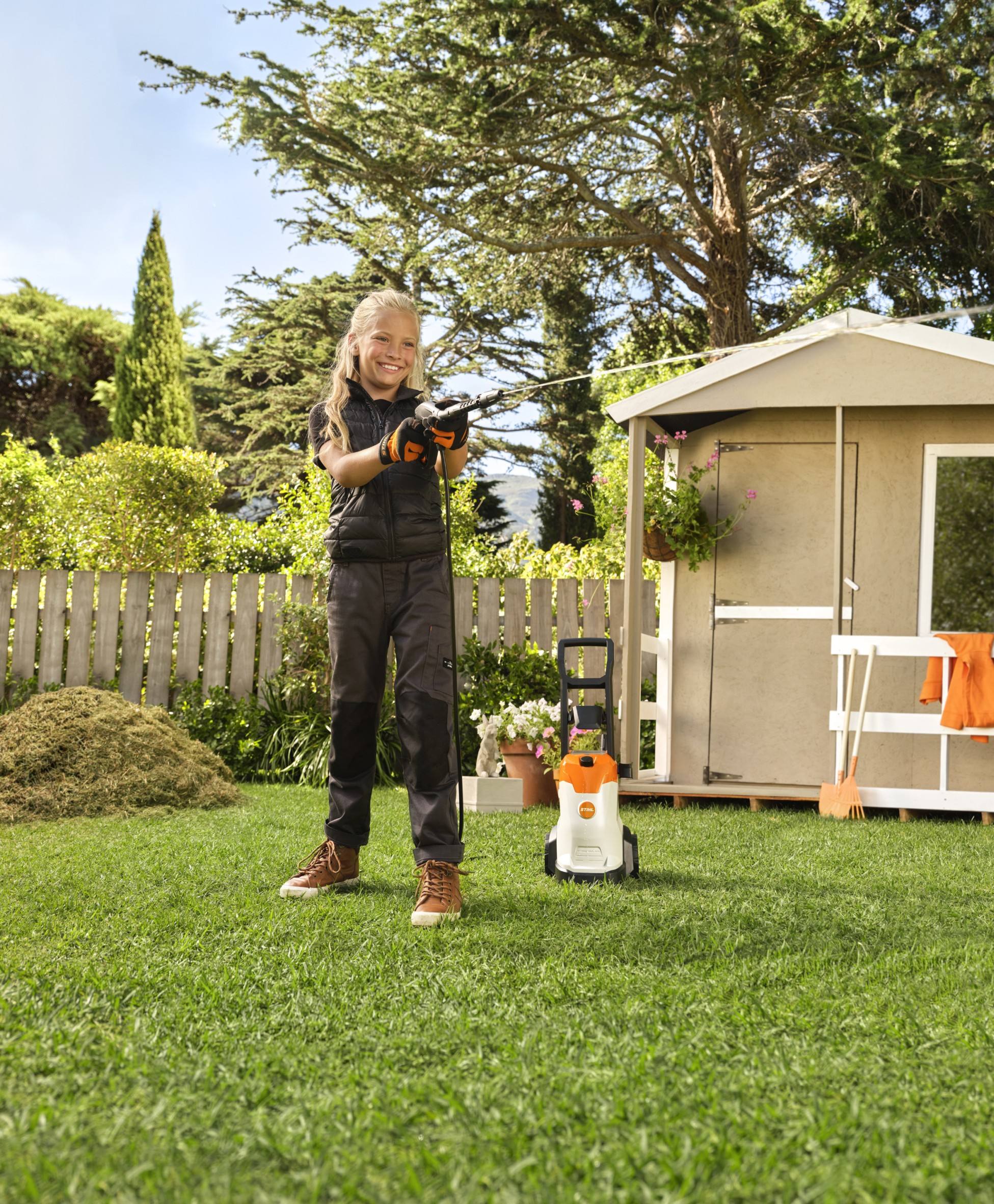 Het waterreservoir van de speelgoedhogedrukreiniger, verkrijgbaar bij de STIHL fanartikelen, heeft een capaciteit van bijna twee en een halve liter en de meegeleverde accu gaat op een volle lading een uur mee. Plezier verzekerd! Dit onmisbare accessoire voor kinderen is verkrijgbaar in het assortiment STIHL fanartikelen voor 59,90 EUR. Het waterreservoir van de speelgoedhogedrukreiniger, verkrijgbaar bij de STIHL fanartikelen, heeft een capaciteit van bijna twee en een halve liter en de meegeleverde accu gaat op een volle lading een uur mee. Plezier verzekerd! Dit onmisbare accessoire voor kinderen is verkrijgbaar in het assortiment STIHL fanartikelen voor 59,90 EUR.