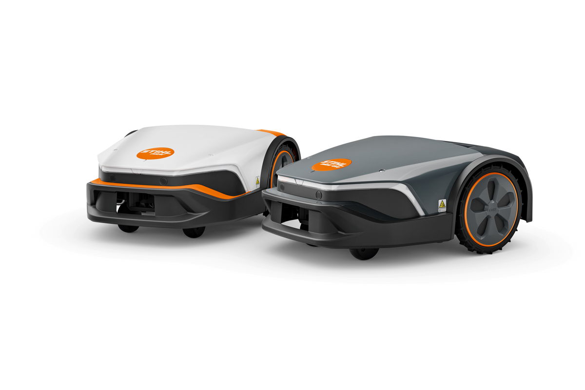 La nouvelle génération de tondeuses robots iMOW® de STIHL est proposée dans deux versions. Outre les différences au niveau du design, les modèles EVO (à droite) se distinguent par leur vitesse plus élevée et leur temps actif de coupe encore plus réduit. 