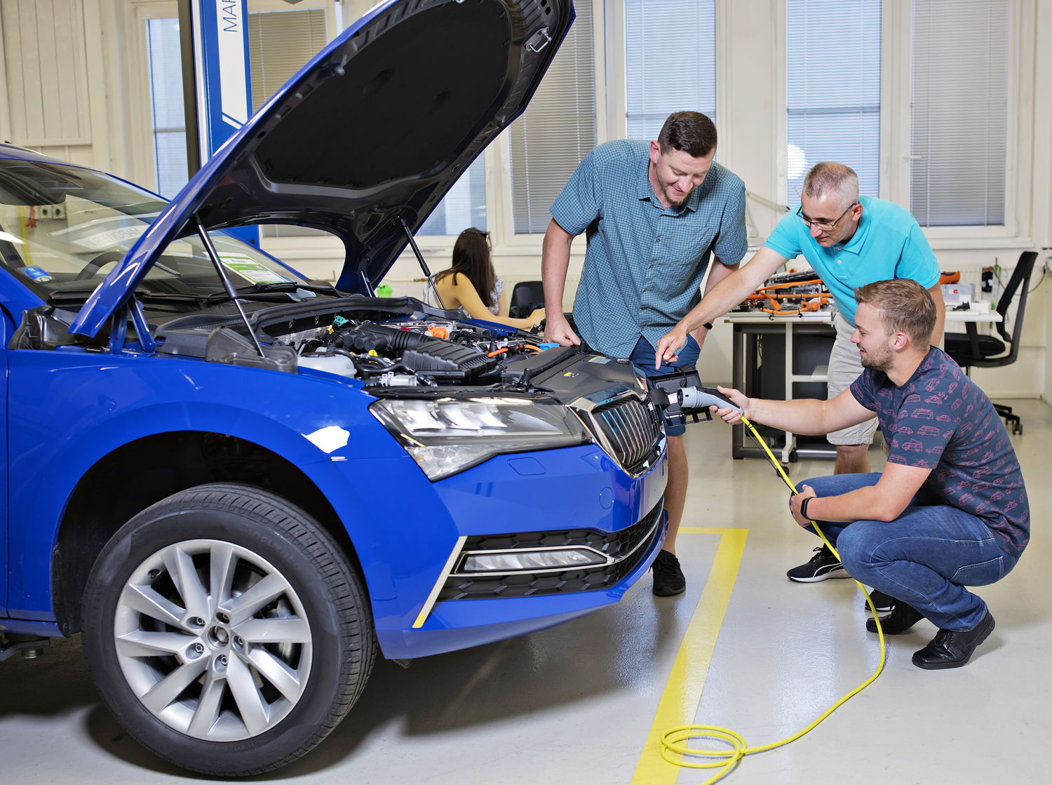 All students at the ŠKODA Vocational School are given
different electromobility training that is precisely tailored to
their relevant courses. For skilled staff, ŠKODA AUTO has
launched a three-tier qualification programme.