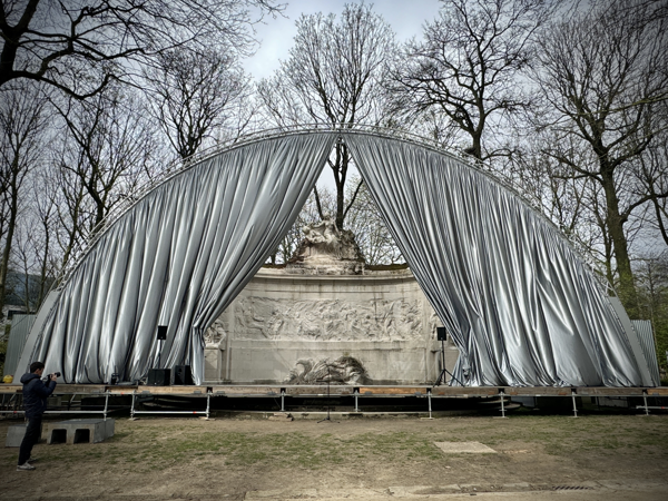 "The Grand Opening", een artistieke installatie om het Monument voor de Belgische Pioniers in Congo te contextualiseren