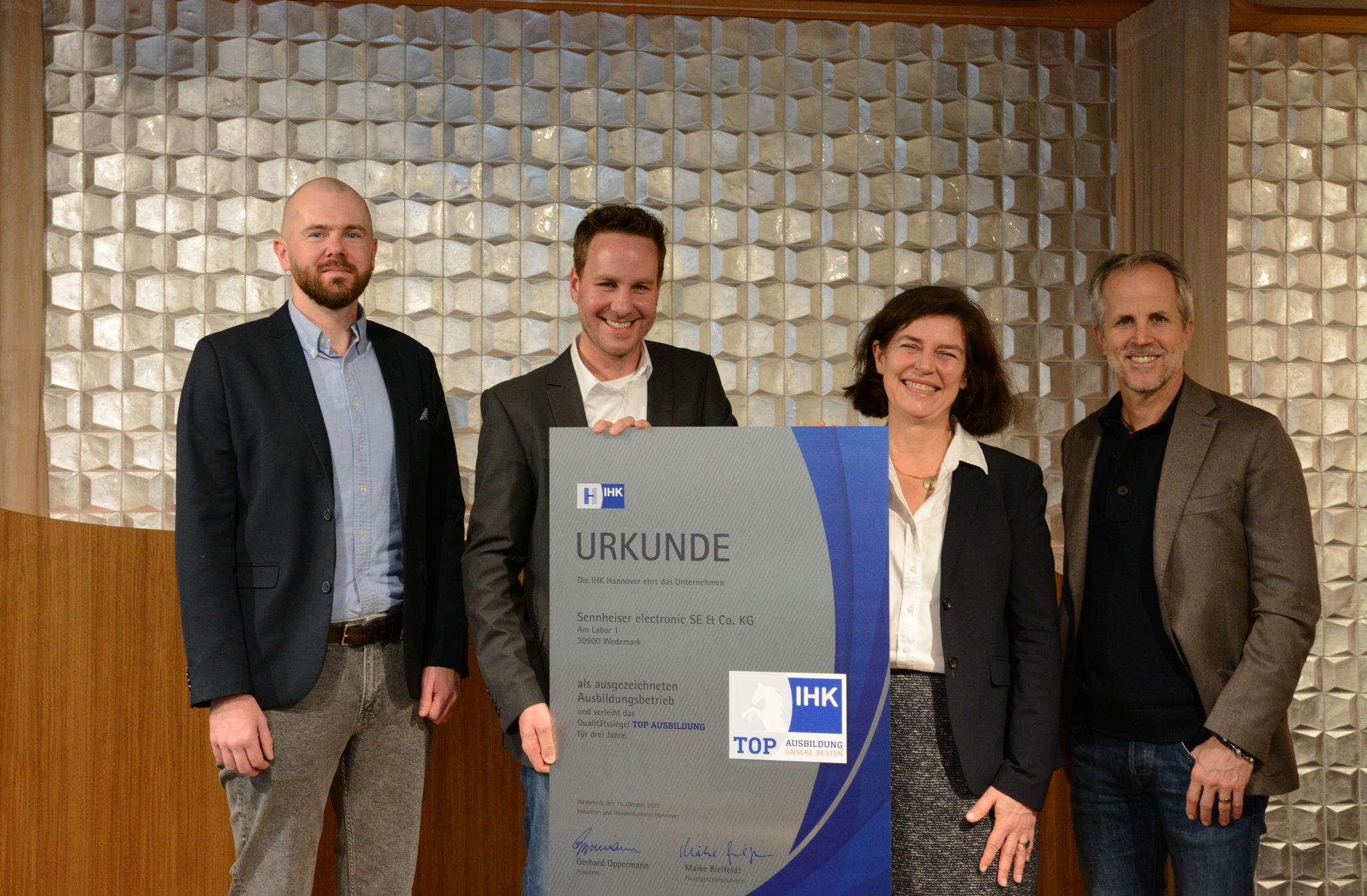 Frederik Lahmann, Specialist Technische Ausbildung bei Sennheiser, Christoph Knake, Technischer Ausbildungsleiter bei Sennheiser, Silke Richter, Abteilungsleiterin Berufliche Bildung & Fachkräfte bei der IHK Hannover, Dr. Andreas Sennheiser, Co-CEO Sennheiser