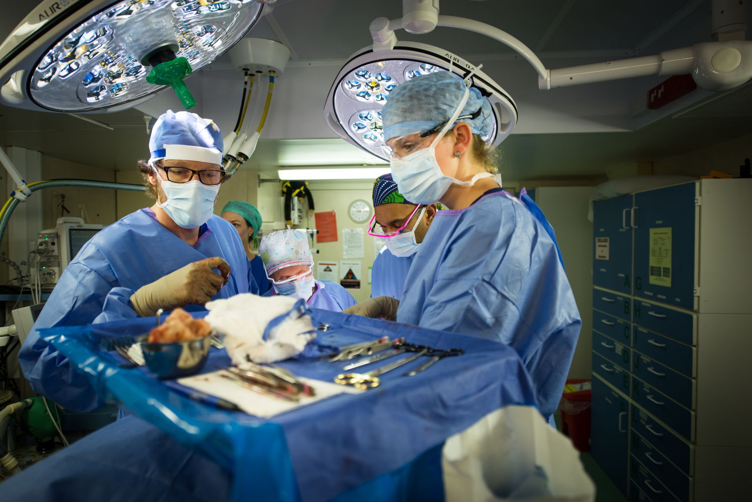 Im Operationssaal arbeitet Dr. Dr. Rabbels Seite an Seite mit Fachkräften aus aller Welt. © Mercy Ships