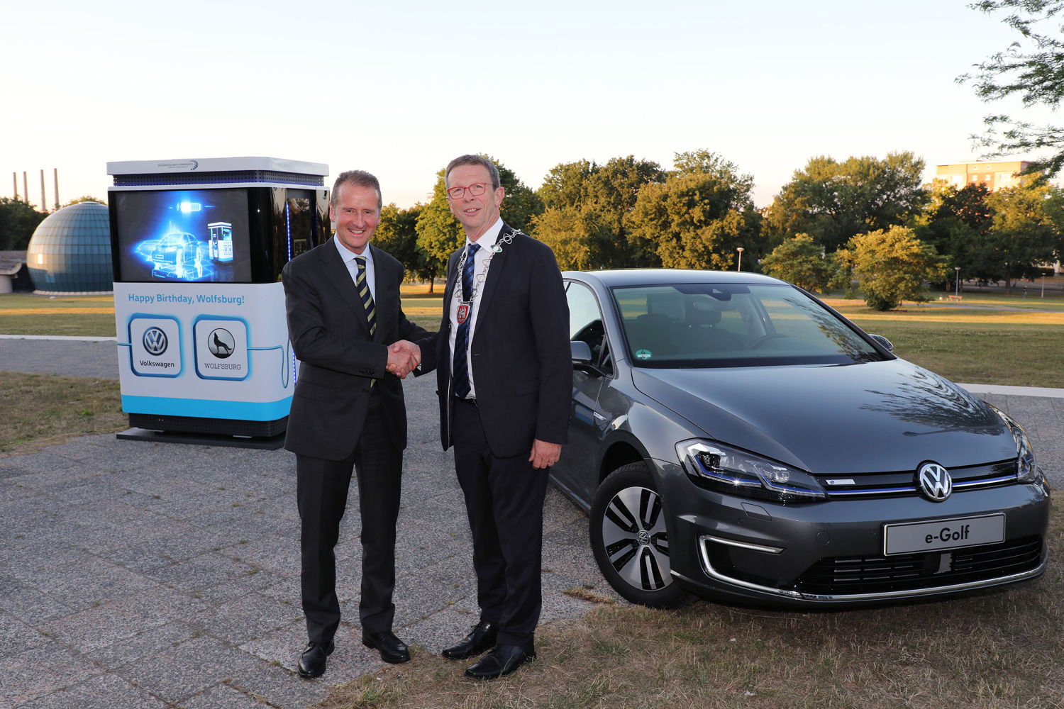 El Director Ejecutivo de Volkswagen, el Dr. Herbert Diess hizo un regalo a la ciudad de Wolfsburg por su 80 aniversario a su Alcalde, Klaus Mohrs.