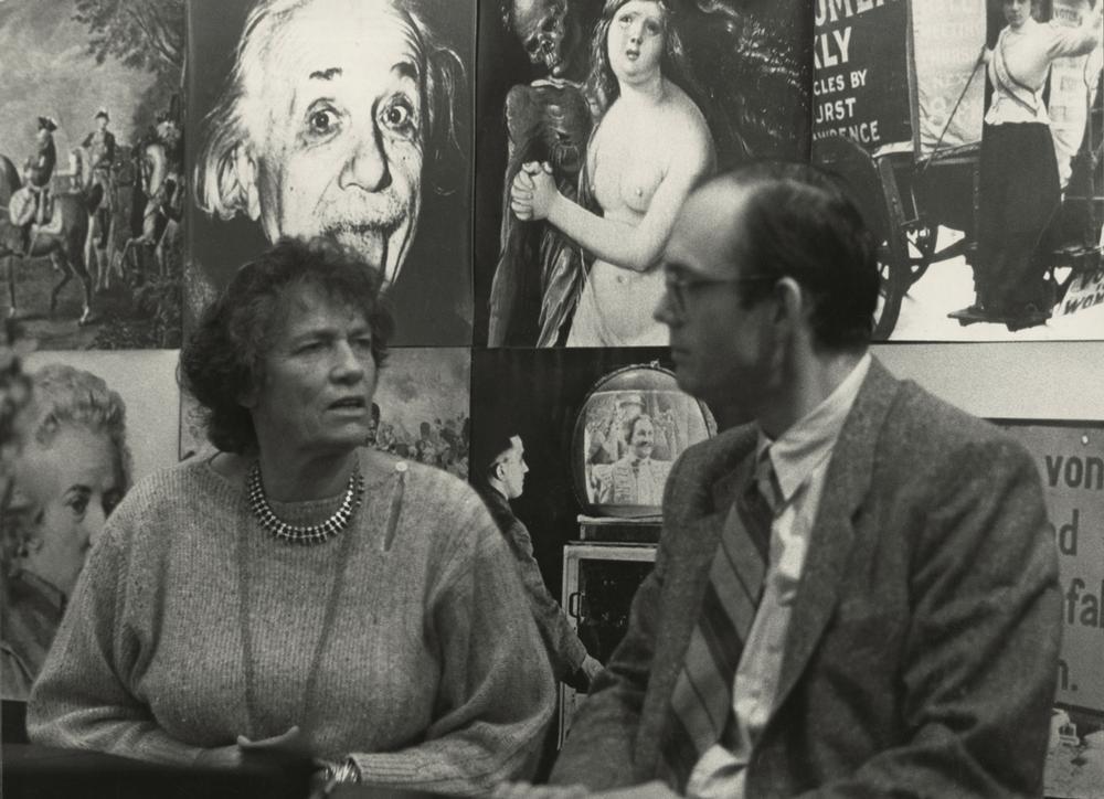 Justus Göpel avec Marielise Göpel sur le stand d'AKG au Salon du livre de Francfort, vers 1978