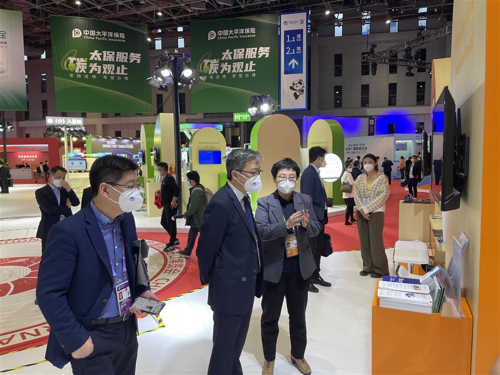 The mayor of Qingpu District Shanghai City visiting our booth.