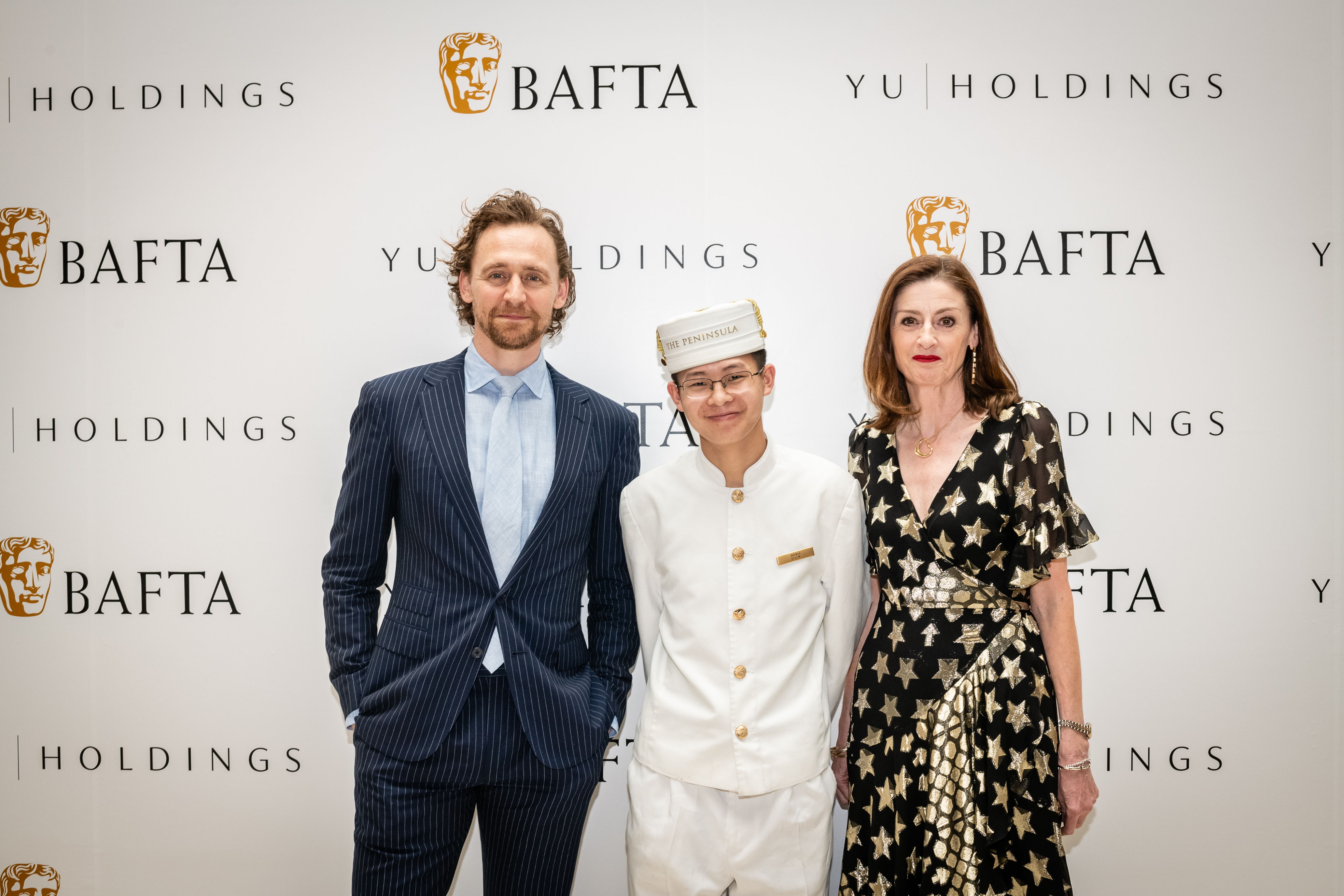 El actor Tom Hiddleston con la CEO de Bafta, Amanda Berry y el icónico Peninsula Page