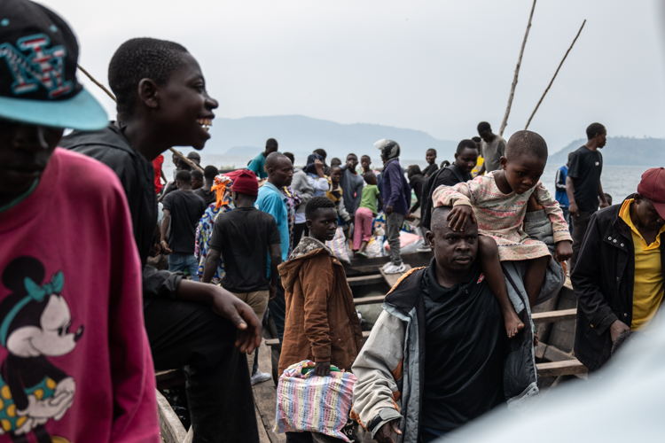 People arriving at the Kituku Port in Goma. They are fleeing the ongoing fightings in North and South Kivu. Copyright: Moses Sawasawa 