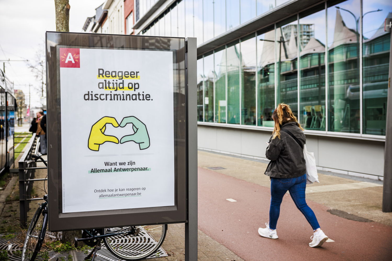 Allemaal Antwerpenaar tramhalte (c) Victoriano Moreno