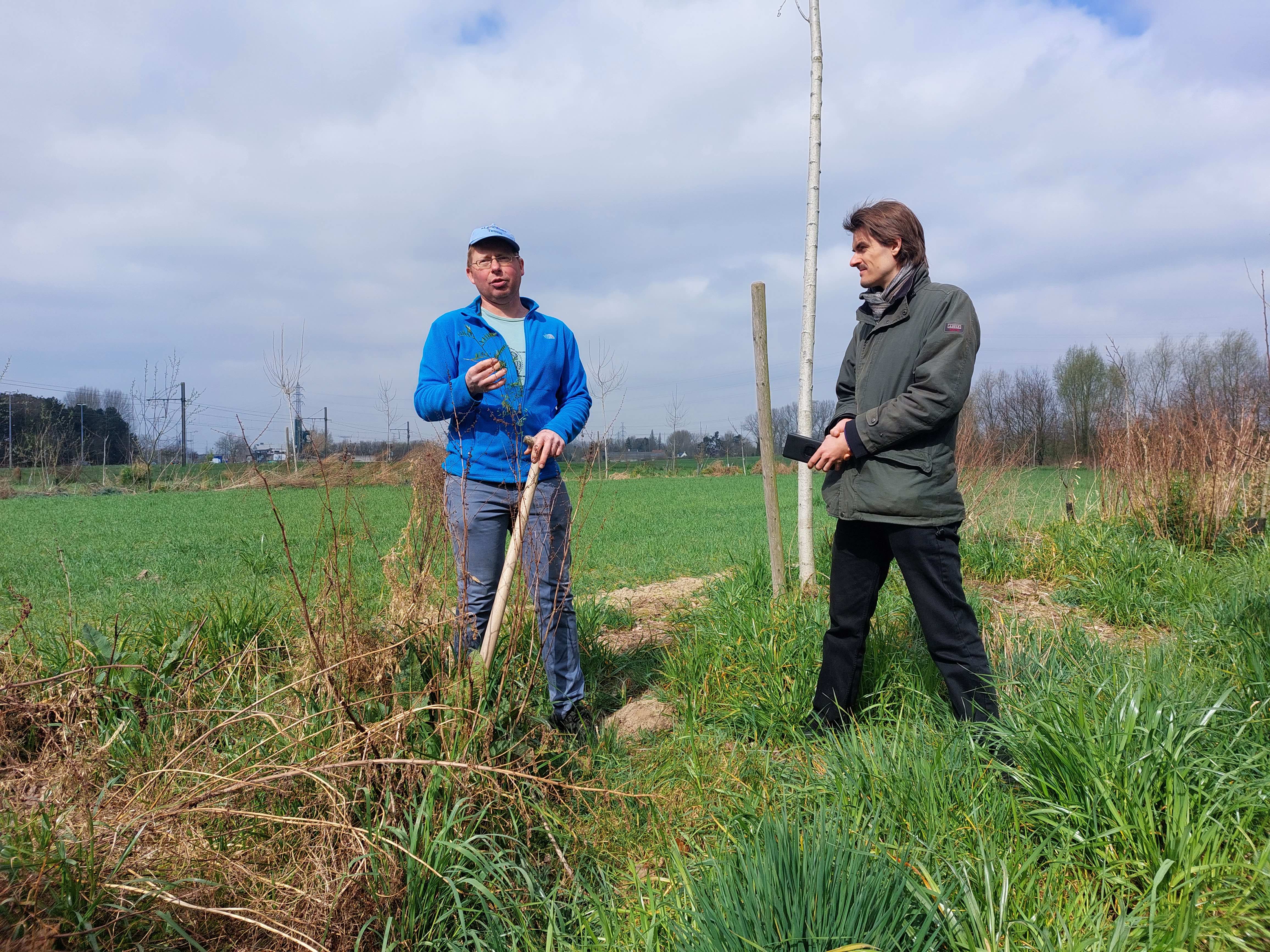 Kris geeft toelichting bij het voedselbos