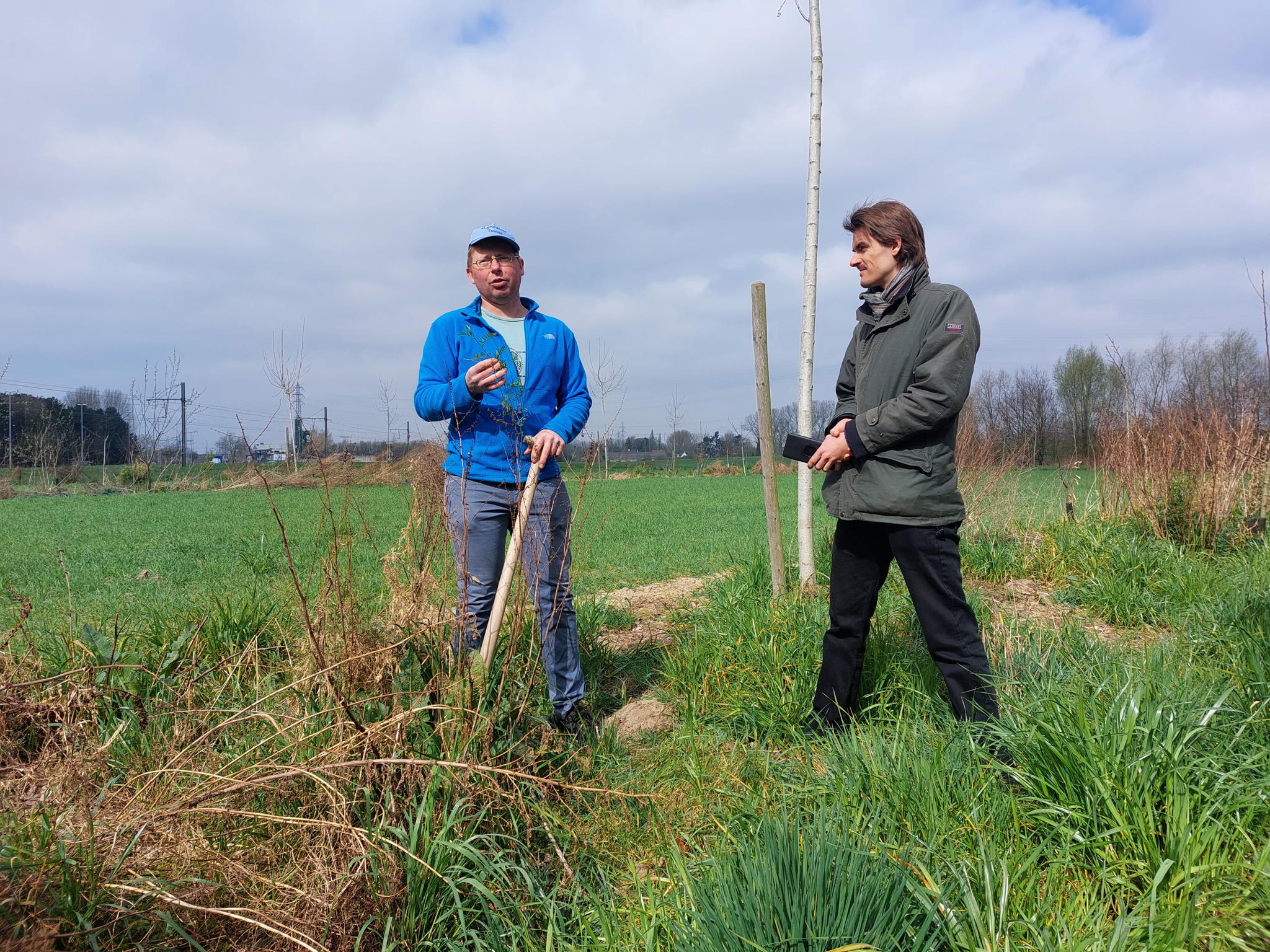 Kris geeft toelichting bij het voedselbos