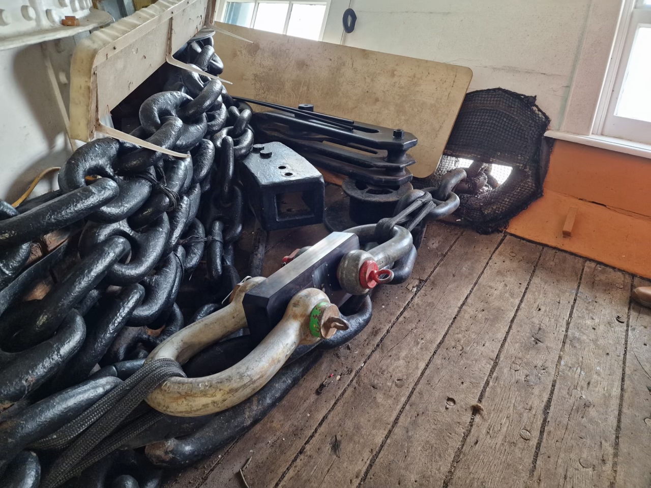 The selected fleet of equipment provided an ideal solution for this mooring chain application.