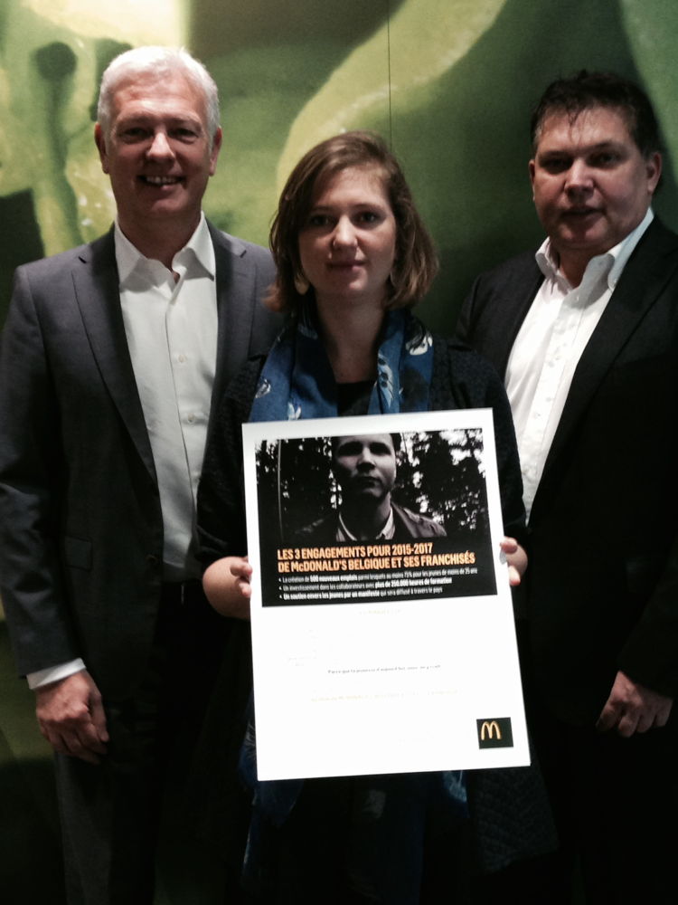 Les franchisés Valérie Bovy et Guy Bral et Stephan De Brouwer, CEO de McDonald's Belgique, ont signé, au nom de McDonald's Belgique et ses 22 franchisés, les 3 engagements.