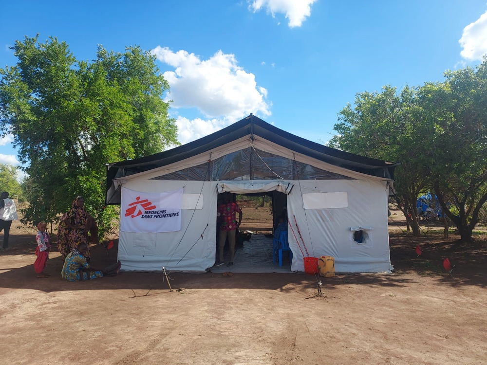 MSF has set up a mobile clinic near Wedwill refugee camp in Northern Bahr El Ghazal state, providing healthcare services to refugees, returnees from Sudan, and host communities. Copyright - Nasir Ghafoor/MSF MSF has set up a mobile clinic near Wedwill refugee camp in Northern Bahr El Ghazal state, providing healthcare services to refugees, returnees from Sudan, and host communities. Copyright - Nasir Ghafoor/MSF
