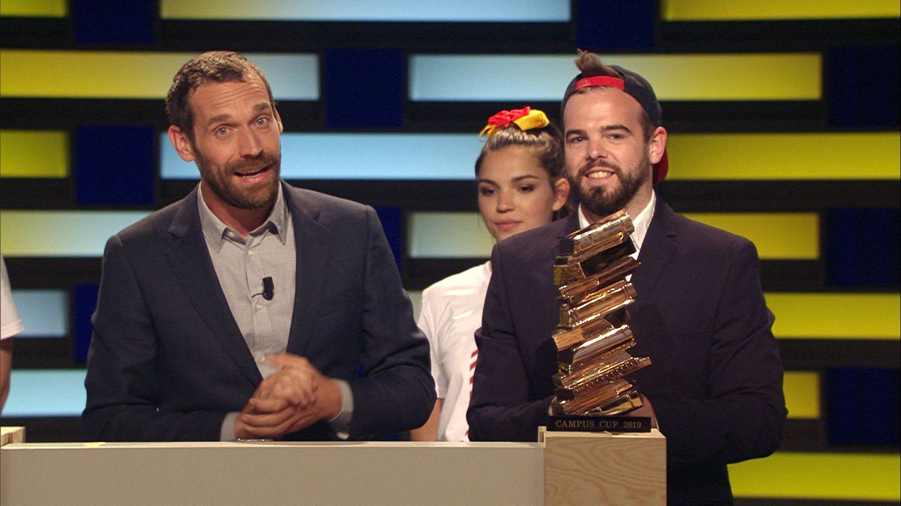 Otto-Jan en 'kotgenoot' Kenny met de trofee