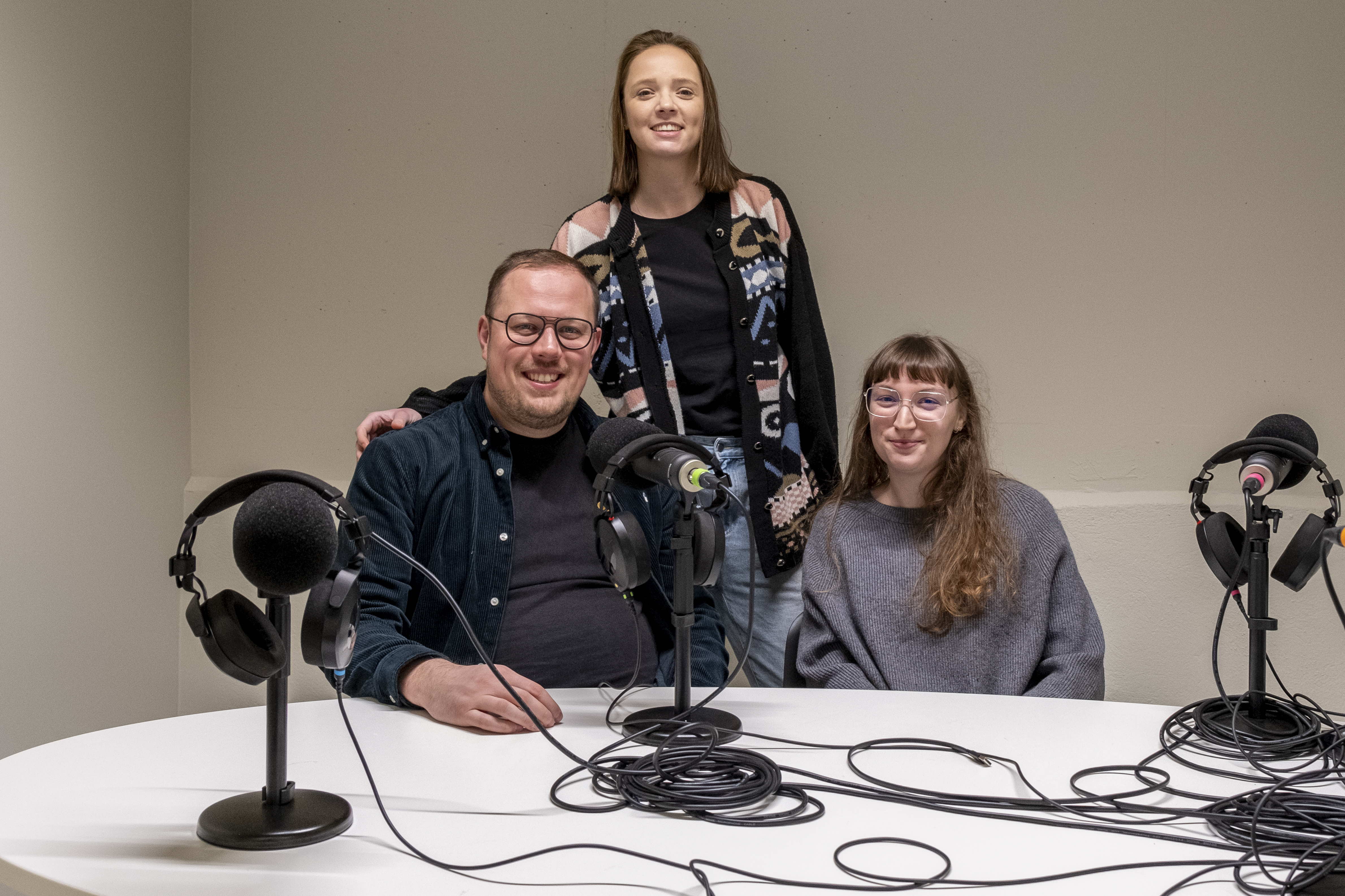 Lars, Odré en Xanthe in de podcaststudio van hogeschool Odisee campus Aalst