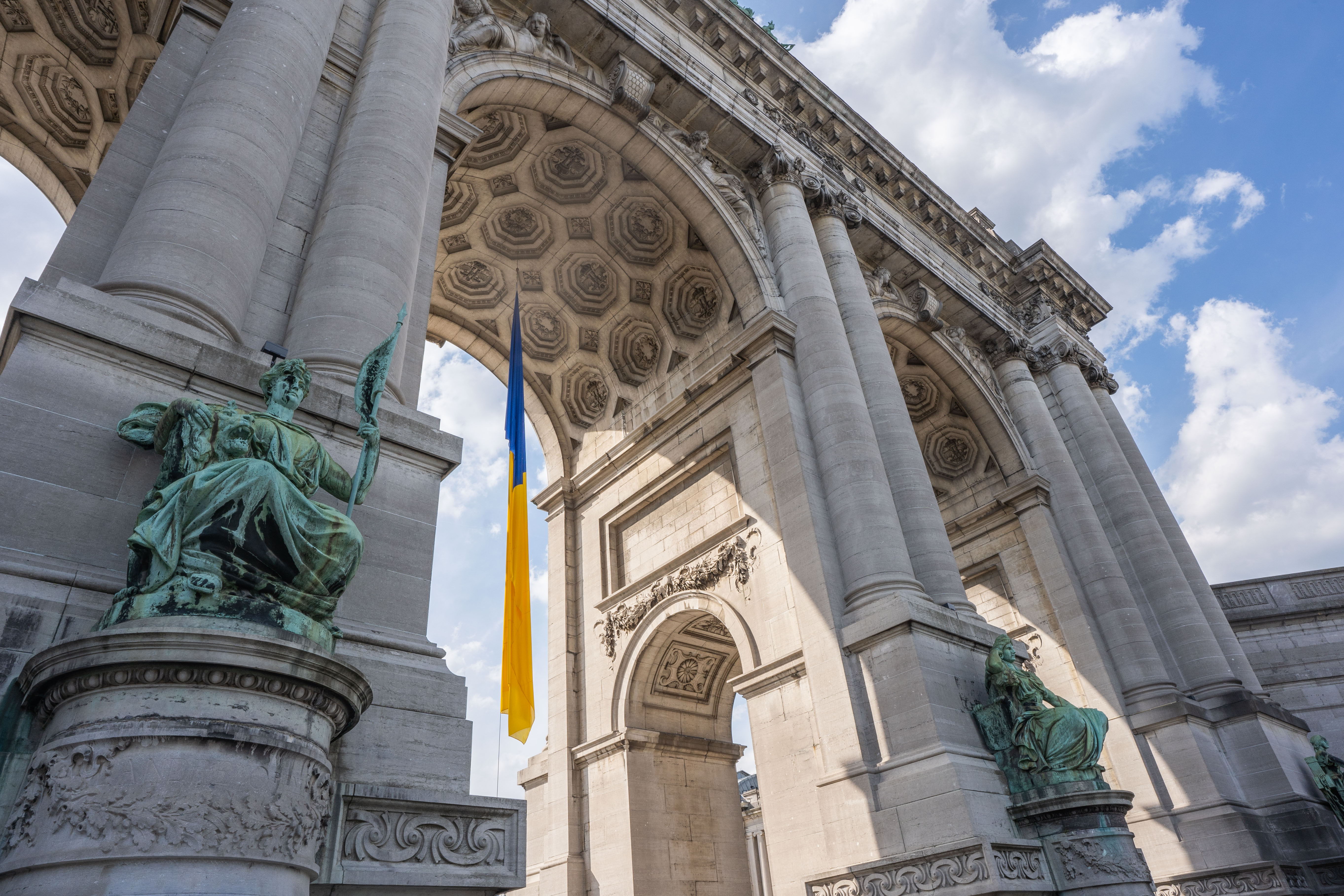 The Ukrainian flag hangs at Cinquantenaire Park in Brussels ©BELGA PHOTO JULIETTE BRUYNSEELS