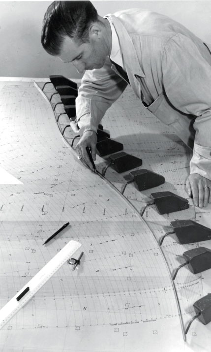 p.72 - Een tekenaar buigt zich letterlijk en figuurlijk over het lijnenplan, jaren 1950 (© François Riské)