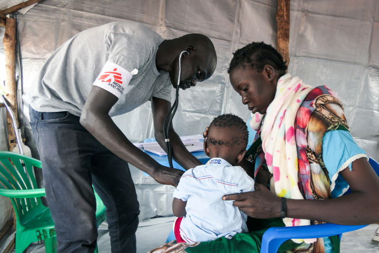 MSF Pharmacist Char Reath Kwon dispenses medicines to a patient at the MSF Mobile Clinic in Bulukat, Upper Nile State in South Sudan. The Bulukat transit centre hosts over 5,000 returnees who fled the conflict in Sudan. Photographer: Gale Julius Dada | Location: South Sudan | Date: 16/08/2023 MSF Pharmacist Char Reath Kwon dispenses medicines to a patient at the MSF Mobile Clinic in Bulukat, Upper Nile State in South Sudan. The Bulukat transit centre hosts over 5,000 returnees who fled the conflict in Sudan. Photographer: Gale Julius Dada | Location: South Sudan | Date: 16/08/2023